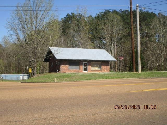 702 MULBERRY AVE, SELMER, TN 38375, photo 1 of 6